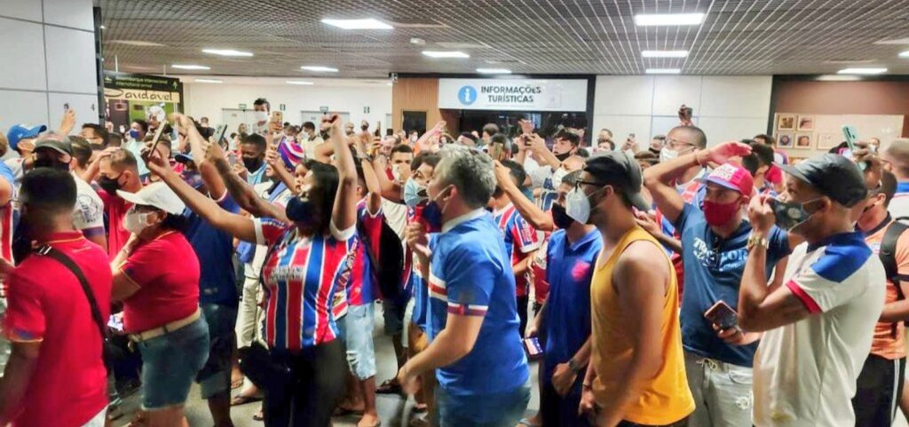 Torcedores do Bahia protestam contra arbitragem no aeroporto de Salvador