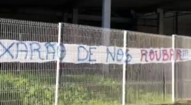"Quando matarmos um árbitro, deixarão de nos roubar", diz faixa em protesto na Fonte Nova