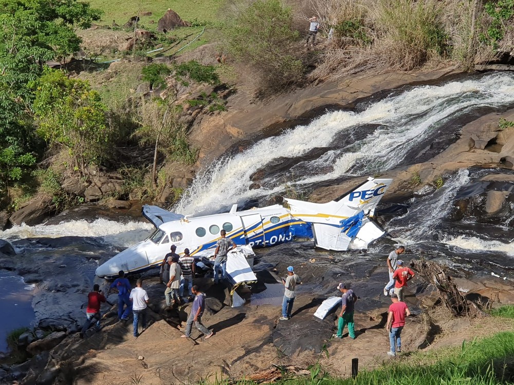 Vídeo: Avião que levava Marília Mendonça cai perto de cachoeira no interior de MG