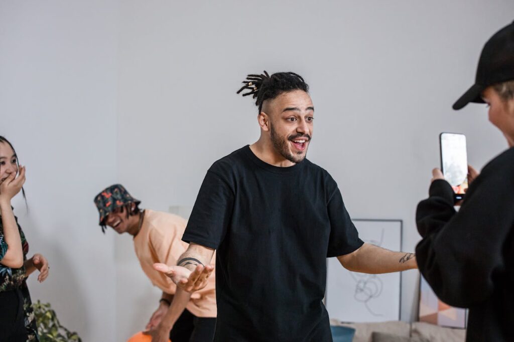 pessoas dancando no tiktok